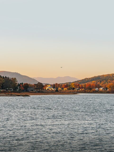 La Baie-Saint-Paul, cette petite ville pleine de charme 🫶

De jolies ruelles pleines de galeries d’art, des boutiques artisanales, des saveurs locales, des façades colorées… et en prime, une plage magnifique entourée de vallées splendides 🍂

Une ville incontournable à visiter dans la région de Charlevoix !

🚗 3h40 de Montréal I 1h10 de Québec
