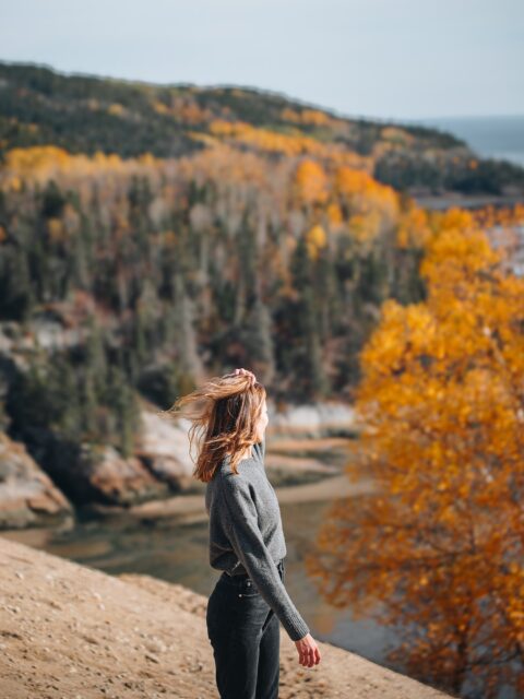 Découvrir Tadoussac à l’automne, voilà ce que ça donne 🍂

Des ruelles colorées, un petit port paisible, un sentier en plein cœur du village, des baleines à l’horizon et une dune de sable doré… J’ai complètement craqué pour cet endroit du Québec 🥹