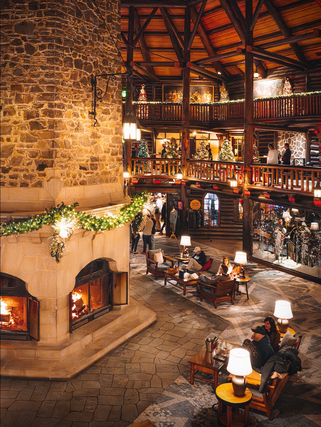 👉 Savais-tu que la plus grande construction en rondins de bois au monde se trouve au Québec ? 

Le Fairmont Château Montebello ✨

Son architecture entièrement en bois rond et sa célèbre cheminée centrale à six foyers sont absolument magnifiques 🥹 Et avec les décorations de Noël c’est d’autant plus beau🎄❤️

Ce qui rends aussi ce château unique, c’est sa construction en forme de flocon de neige ❄️ Les chambres et les différentes salles se trouvent dans chacune des branches et au centre il y a l’espace commun avec l’immense cheminée 🔥

On comprend vite pourquoi il est si emblématique du Québec ⚜️

Spoiler : On n’y a pas dormi (l’envie était bien là, mais le portefeuille n’était pas du même avis 🥺). On est simplement allés le visiter pour en prendre plein les yeux ✨