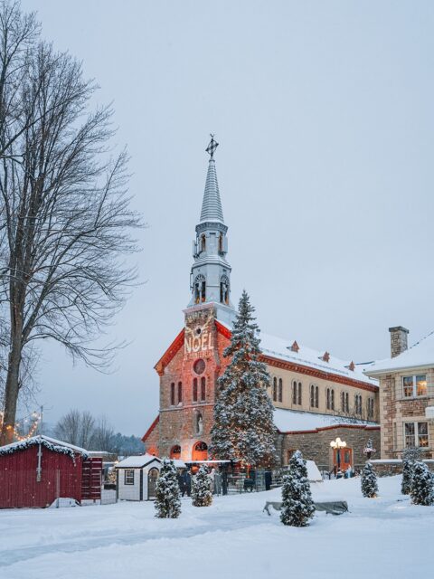 En ce jour de réveillon, retour en images sur le joli marché de Noël de Montebello sous la neige ❄️

L’ambiance y était superbe, avec la neige fraîche qui tombait, les coins feu pour se réchauffer, les petits concerts, les alpagas, et bien sûr les stands où l’on a profité pour faire quelques achats locaux 🥰

Je vous souhaite un très bon réveillon et de belles fêtes de fin d’année 🎄✨