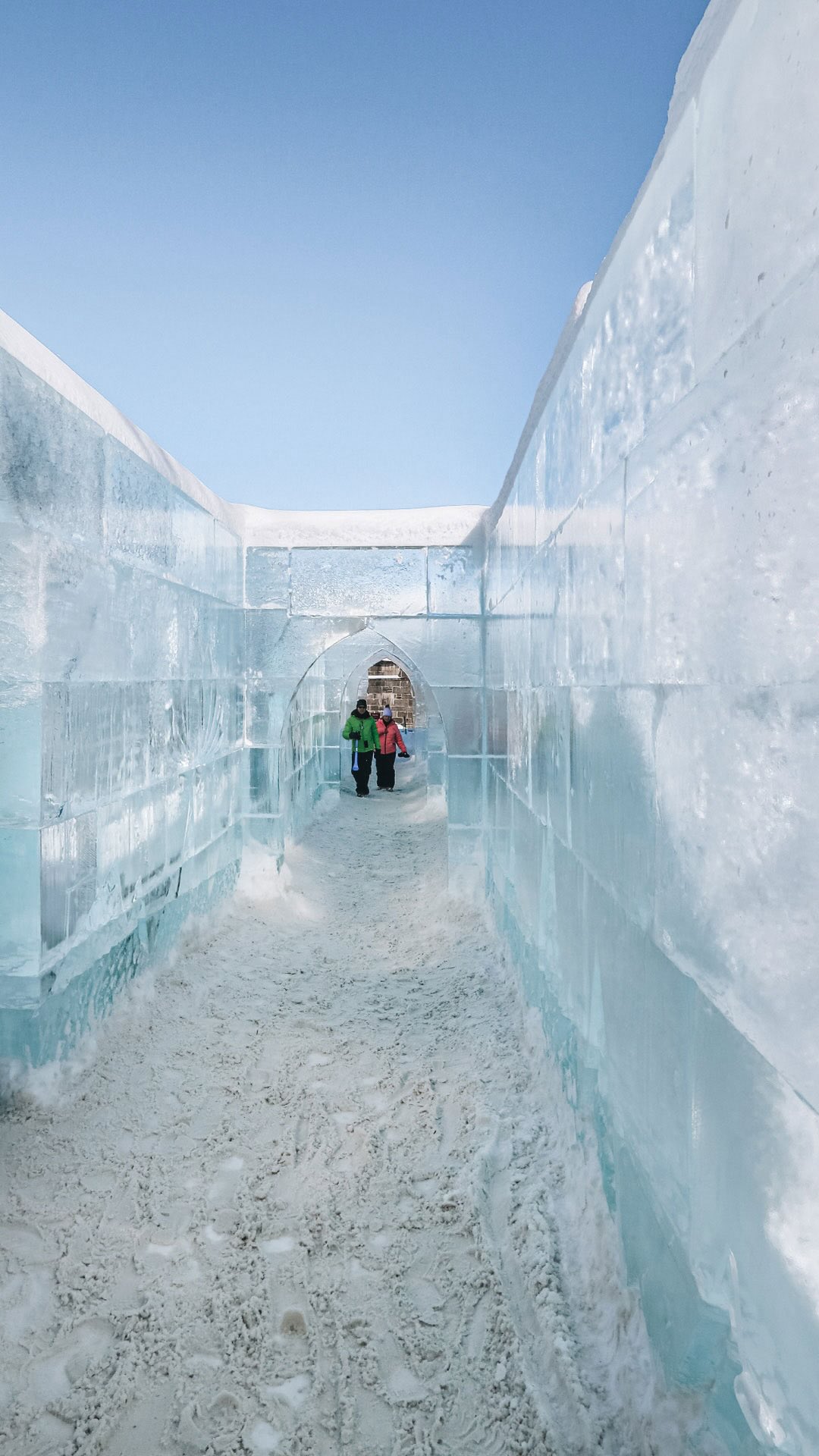 Le Carnaval de Québec, c’est le plus grand carnaval d’hiver au monde 🪅

Pendant deux semaines, la ville de Québec se transforme pour célébrer l’hiver comme nulle part ailleurs 🤍

Au programme : château de glace, course en canot, défilés de nuit, concert, sculptures de glace, glissades et bien plus encore ✨

🎟️ Pour accéder aux sites et aux activités du carnaval, il faut un laissez-passer : 29$ jusqu’au 11 janvier. 39$ après. Gratuit pour les enfants de moins de 12 ans.

Certaines activités sont en supplément, comme les ateliers de sculpture sur glace, le bain de neige ou encore la descente en rappel du Château Frontenac 🧗

👉 Pense à bien consulter la programmation officielle sur le site du Carnaval

Nous, on y va cette année 🤩 Et toi ? 🪅

📍 Québec
🗓️ Du 6 au 15 février 2026
🚗 3h de Montréal

.
.
.
.

*Vidéos de l’édition 2023