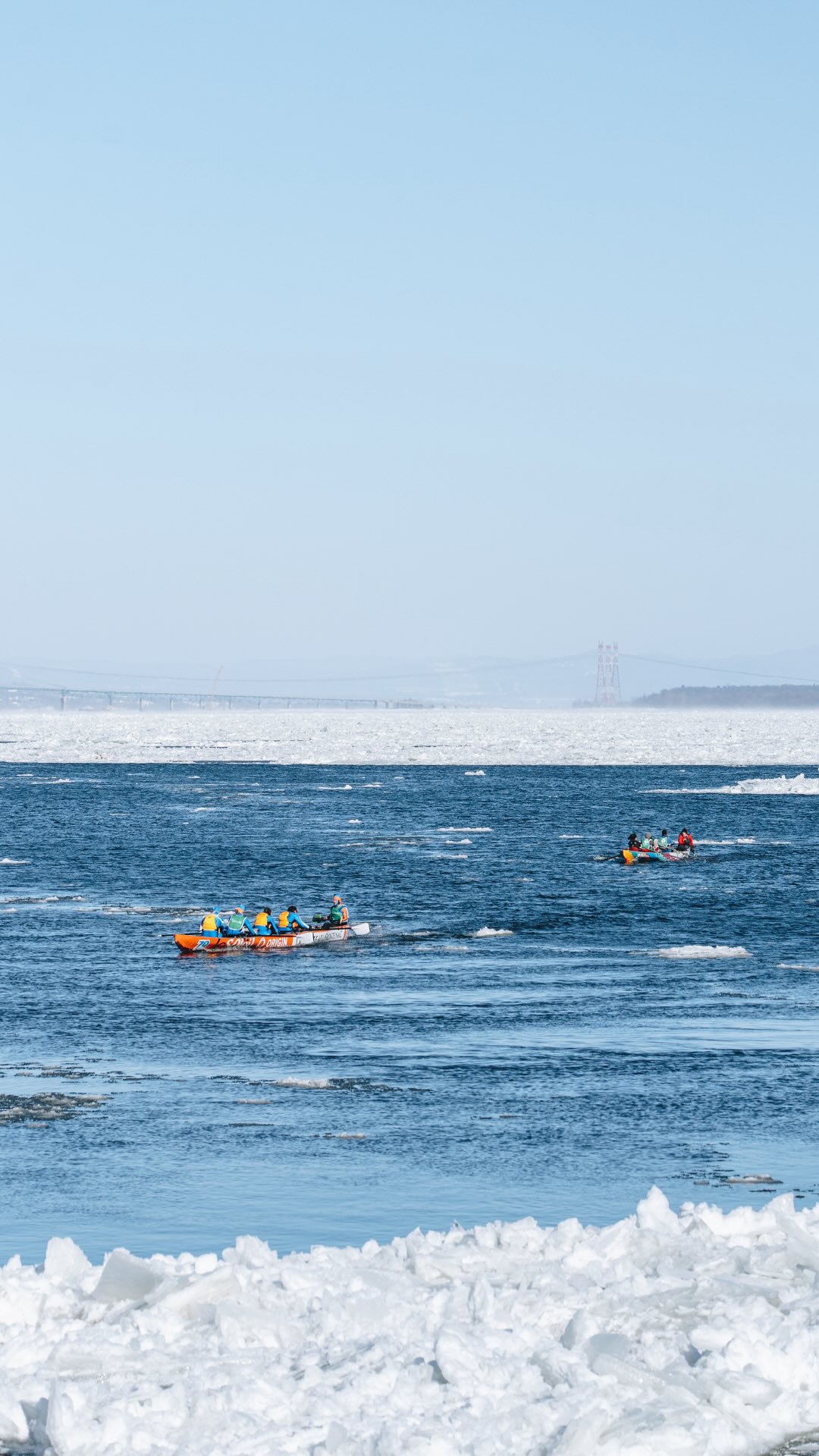 Le plus grand carnaval d’hiver au monde, c’est en ce moment à Québec et ça se déroule jusqu’au 15 février ❄️🎉

Ne manque surtout pas le défilé gratuit ce 14 février à 19h sur la Grande Allée 🪅

On y est allés le premier week-end et c’était incroyable 🤩 

Le défilé était magnifique et la course de canot sur glace était impressionnante 😮 Autant pour la performance que pour l’énergie de la foule !

On a aussi profité pleinement des espaces du Carnaval (réservés à ceux qui ont achetés l’effigie) : glissades, mini-jeux, sculptures sur le thème des expressions et le magnifique palais de glace qui raconte une légende du Québec ⚜️

Un beau carnaval pour profiter et aimer l’hiver comme il se doit 🤍☃️