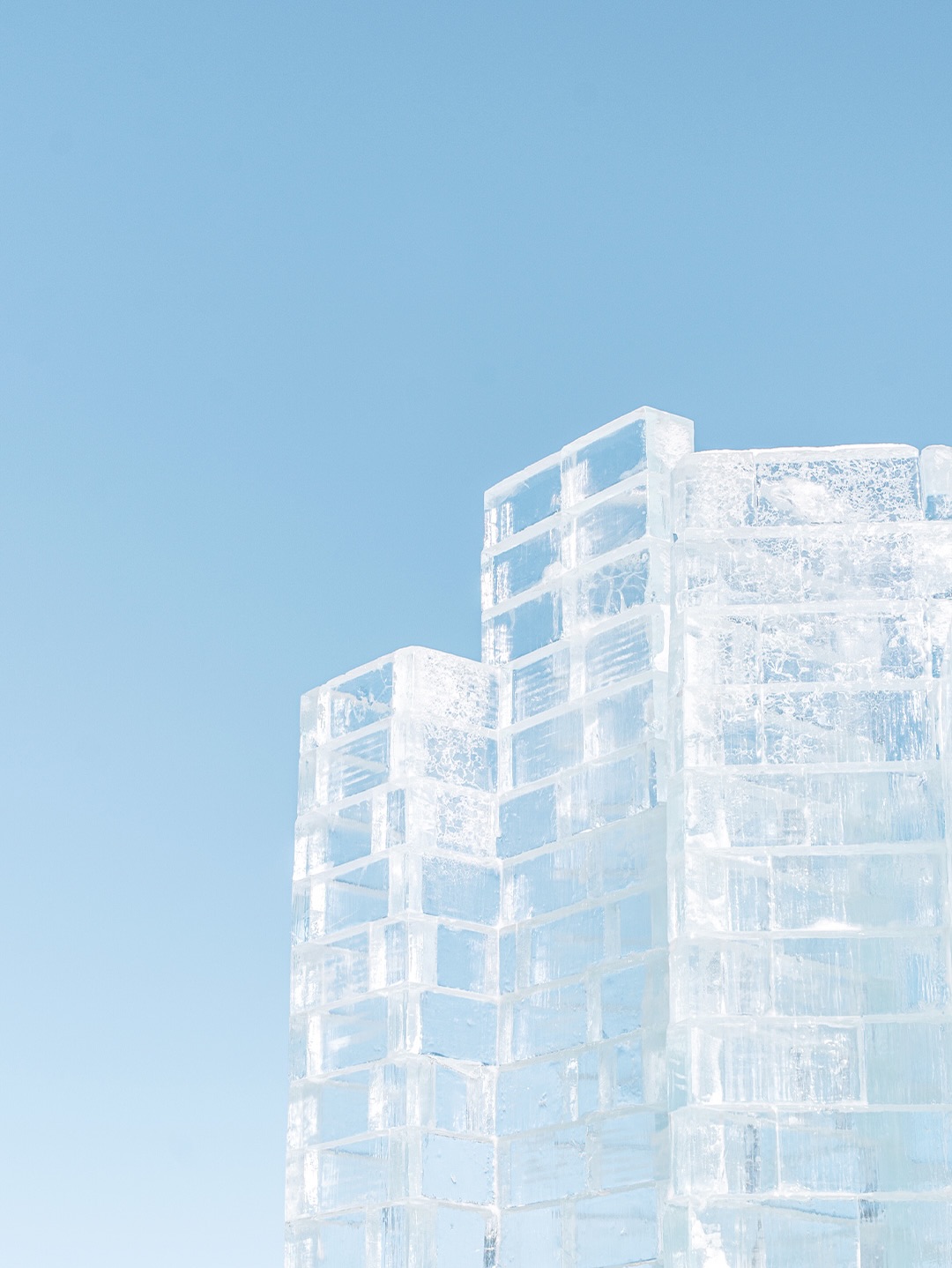 Carnaval d’hiver de Québec - Part 1/2 ❄️

Retour en images sur notre passage au Carnaval de Québec 2026 ✨

Dans ce carrousel :

🏰 Le Palais de glace avec les légendes du Québec comme thème cette année ! En plus de la structure du château entièrement faite de glace, l’intérieur est rempli de sculptures qui retracent les histoires d’ici. Je t’en raconte une un peu plus bas si ça t’intéresse 👇

🍁 Ensuite direction La Place, un site dédié à l’érable avec une grande roue, un bar de glace, des spectacles, des mini-jeux et plein de petits stands gourmands !

🎊 Et enfin, le défilé avec des décors magnifiques, des chorégraphies superbes et une ambiance qui était vraiment au rendez-vous !

La suite au prochain carrousel 👀

L’histoire d’une des légendes du Québec découverte dans le Palais de glace 👇
 Si t’es déjà allé voir la chute Montmorency, le nom «Voile de la mariée» devrait te parler (c’est la deuxième chute très fine situé juste à côté de la principale) 💦

La légende raconte qu’au 18e siècle, une jeune femme a perdu l’homme qu’elle aimait lors d’une bataille contre les Britanniques. Folle de douleur, elle a enfilé sa robe de mariée et s’est jetée du haut de la chute. Son voile se serait alors envolé et accroché aux rochers formant ainsi la cascade qu’on connaît aujourd’hui sous le nom de «Voile de la mariée» 👰‍♀️

Alors, tu connaissais cette légende ?