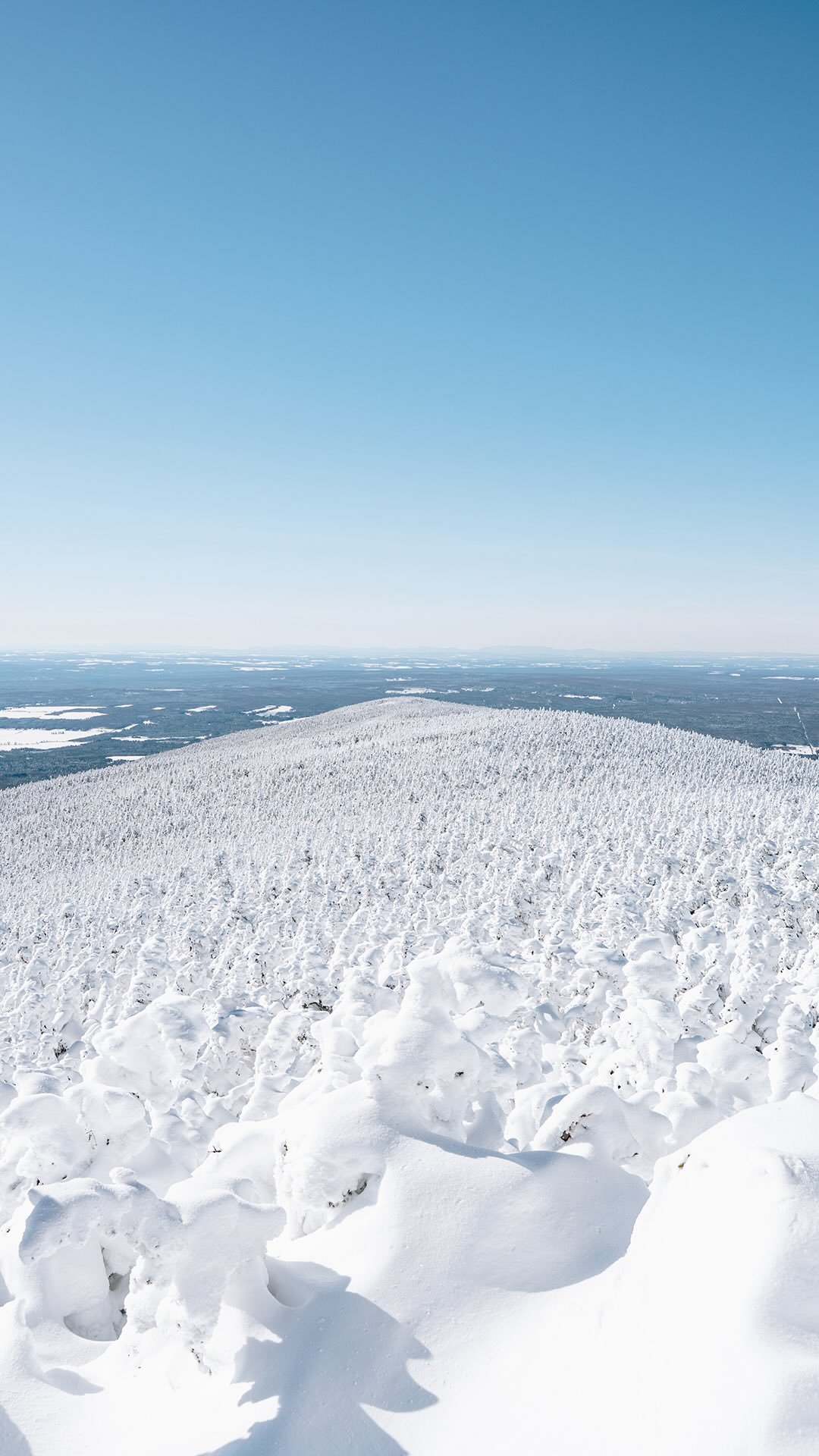 Parc national du Mont-Mégantic 🤍

L’une des plus belles randonnée d’hiver que j’ai pu faire jusqu’à maintenant au Québec 🫶 Les sentiers sont féeriques et la mer de sapins au sommet est absolument grandiose 🥹

On a fait la boucle du Mont-Mégantic (12 km). La montée est progressive sur environ 6 km.
Le parcours se fait très bien mais c’est quand même une longue randonnée avec dénivelé, donc à prendre en considération.

Toutes les infos :

📍 Boucle du Mont-Mégantic
🥾 12 km
📈 530 m de dénivelé
⏱️ 4 à 5 h
⛓️ Crampons recommandés (le sentier est bien tassé) 
🦮 Chiens non admis en hiver (seulement de début mai à fin octobre
🎟️ 10$ (accès Sépaq)
🚗 3h de Montréal I 3h de Québec

Il est aussi possible d’opter pour une boucle plus longue en passant par trois sommets : Mont-Mégantic, Mont-Saint-Joseph et Mont-Victoria. La distance est de 17 km avec 750 m de dénivelé avec possibilité de dormir en refuge sur le parcours.