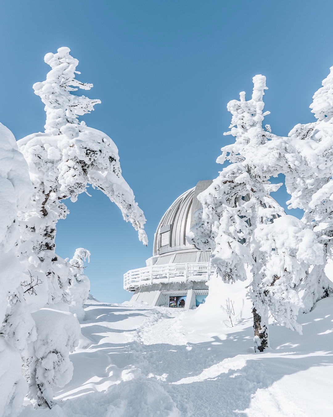 Ce genre de journée qui te rappelle pourquoi l’hiver au Québec est si spectaculaire 🤍

12 km à marcher dans un décor complètement féerique au parc national du Mont-Mégantic 🥹
 C’était le 15 février, la neige était encore bien présente et ce beau ciel bleu nous faisait savourer encore plus le simple fait d’être là 🥰

On a fait la boucle de 12 km du Mont-Mégantic. Ça nous a pris 4h de marche avec pauses photo + 1h de pause au sommet, donc un total de 5h ! Il est aussi possible de rallonger avec la boucle des Trois Sommets (16 km), qui m’a clairement donné envie de la faire 👀 Ce sera une bonne occasion d’y revenir l’hiver prochain 🤭

Et toi, tu as des plans hivernaux pour la fin de saison ou déjà pour l’hiver prochain ? 🙃

Toutes les infos sur la randonnée : 

📍 Boucle du Mont-Mégantic 🥾 12 km 📈 530 m de dénivelé ⏱️ 4 à 5 h
⛓️ Crampons recommandés (le sentier est très bien tassé) 
🦮 Chiens non admis en hiver (seulement de début mai à fin octobre)
🎟️ 10$ (accès Sépaq) 🚗 3h de Montréal I 3h de Québec