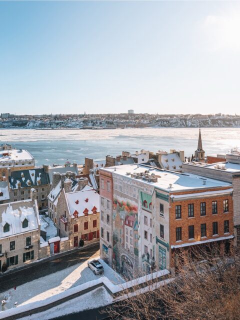Un petit tour dans la belle ville de Québec en hiver ❄️ 

C’est toujours un plaisir de se balader et de photographier toutes les jolies rues et places de Québec 🥰 Et cette fois, j’ai enfin pu tester l’iconique glissade face au Château Frontenac ! C’était trop bien 🥹

📍Lieu de chaque photo : 1- Vue depuis le parc Montmorency 2- Chateau Frontenac depuis le parc Montmorency 3- Rue du Petit Champlain 4- Plaines d’Abraham 5- Rue sous le fort 6- Rue du Cul de Sac 7- La Fresque des Québécois 8- Côte de la Montagne 9- Glissade de la terrasse Dufferin

Quel est ton spot préféré à Québec ? ☺️