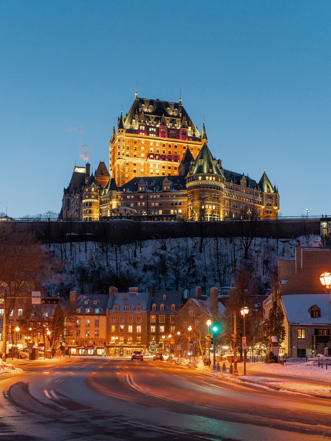Après une journée à se balader dans les rues de Québec, on est restés un peu plus longtemps pour voir la ville s’illuminer 😌

Et honnêtement… Québec est presque encore plus belle la nuit 🫶

Tu préfères Québec de jour ou de nuit ? ☀️🌙