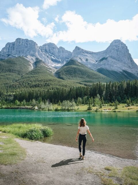 Le Canada lors des beaux jours, à travers des moments qui me donnent envie d’y être déjà 🥹☀️

🌅 Admirer les couchers de soleil jusqu’au dernier rayon
🥾 Prendre de la hauteur pour des vues spectaculaires
🌷 Se balader autour des magnifiques floraisons
🛶 Pagayer pour voir les paysages autrement
🏕️ Dormir en nature pour déconnecter
🌊 Se baigner dans des lacs aux airs d’océan

Qu’est-ce qui te tarde le plus des beaux jours ? 🥰

.

📍Lieux des photos : 

1. Quarry Lake, Alberta
2. Parc du Mont-Orford, Québec
3. Lac Louise, Alberta
4. Ottawa, Ontario
5. Parc de la Mauricie, Québec
6. Bridal Veil Falls, Ontario
7. Kamouraska, Québec
8. Two Jack Lake, Alberta
9. Sandbanks, Ontario
