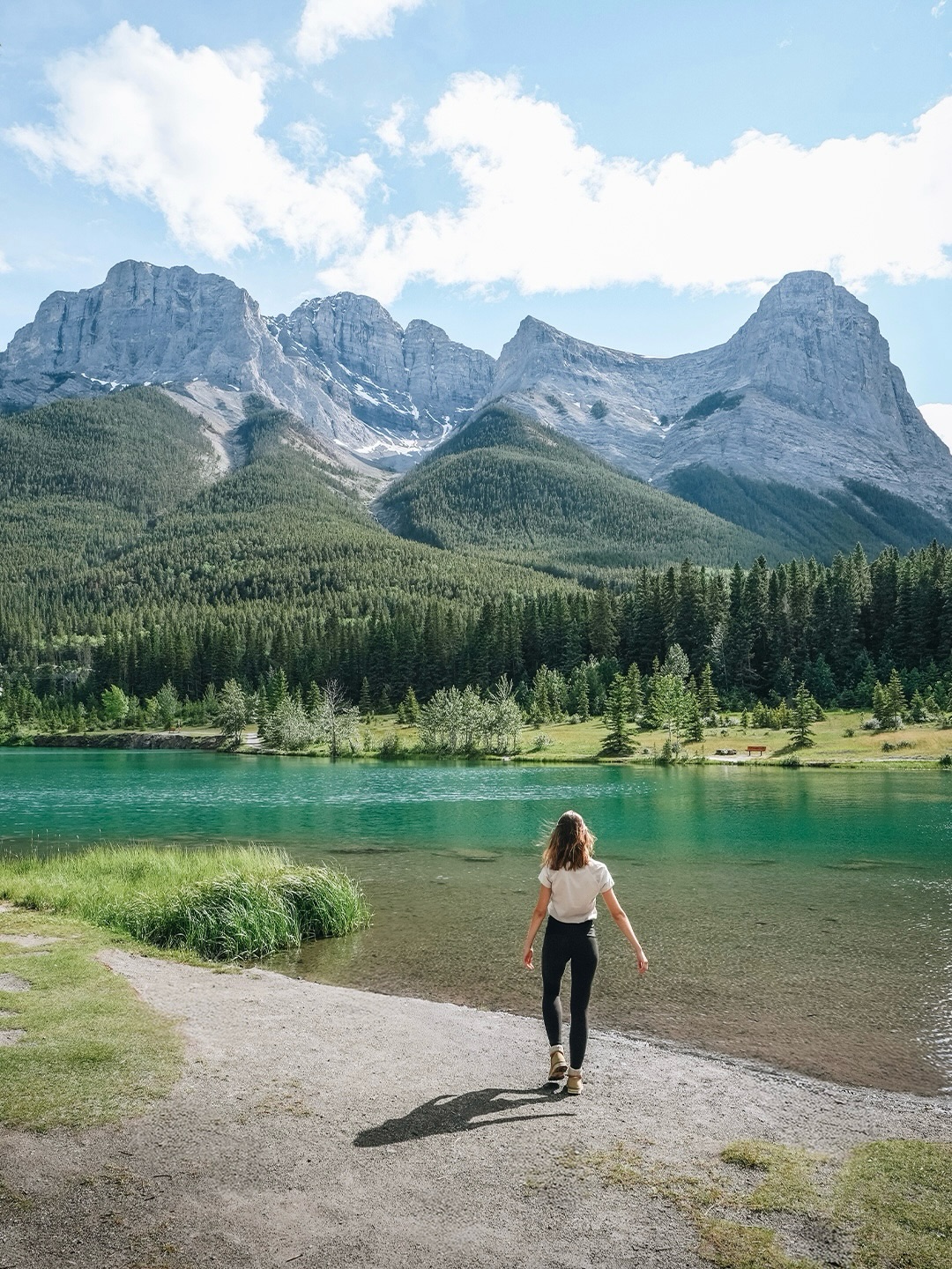 Le Canada lors des beaux jours, à travers des moments qui me donnent envie d’y être déjà 🥹☀️

🌅 Admirer les couchers de soleil jusqu’au dernier rayon
🥾 Prendre de la hauteur pour des vues spectaculaires
🌷 Se balader autour des magnifiques floraisons
🛶 Pagayer pour voir les paysages autrement
🏕️ Dormir en nature pour déconnecter
🌊 Se baigner dans des lacs aux airs d’océan

Qu’est-ce qui te tarde le plus des beaux jours ? 🥰

.

📍Lieux des photos : 

1. Quarry Lake, Alberta
2. Parc du Mont-Orford, Québec
3. Lac Louise, Alberta
4. Ottawa, Ontario
5. Parc de la Mauricie, Québec
6. Bridal Veil Falls, Ontario
7. Kamouraska, Québec
8. Two Jack Lake, Alberta
9. Sandbanks, Ontario