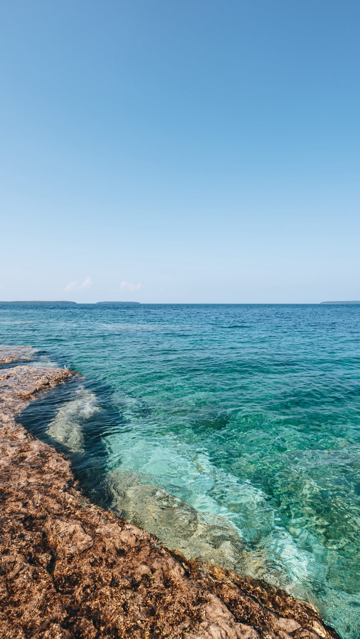 Pas besoin de prendre l’avion, ni de quitter le Canada, pour voir des eaux turquoises dignes des Caraïbes 🩵

Et oui ça existe bel et bien, au départ de Montréal en plus 🥹

Bienvenue dans la péninsule Bruce, en Ontario ✨ C’est à environ 8h de route et c’est clairement l’un des plus beaux road trips à faire en été 🚗

 Voici les endroits avec les plus belles eaux turquoises :
🩵 Tobermory 
🩵 L’île Flower Pot
🩵 Toute la partie droite de la péninsule, côté baie Géorgienne

En plus de l’eau translucide, c’est un endroit parfait pour faire de la randonnée, du paddle et voir des couchers de soleil inoubliables !

Infos pratiques :
📍 Parc national de la Péninsule Bruce, Ontario
🚗 8h de Montréal
⏳ Prévois minimum 4 jours sur place
⛱️ L’eau reste fraîche mais en juillet/août, on s’y baigne sans problème pour les moins frileux

🆓 La Péninsule Bruce est un parc national du Canada et l’entrée est gratuite cet été du 19 juin au 7 septembre, avec en plus 25% de rabais sur le camping et les hébergements. Hors ces dates l’entrée est de 10$/jour/pers.

🅿️ Pratiquement tous les endroits ont des parkings payants et la majorité doivent se réserver obligatoirement en ligne ET à l’avance.
⚠️ Le spot Grotto est le plus populaire = à réserver au minimum 2 à 3 semaines à l’avance.
Autres spots à réserver : Lion’s Head, Big Tub Lighthouse, Fathom five, Halfway Log Dump

💾 Enregistre le Reel pour le retrouver facilement 

Abonne-toi pour ne rater aucun post et faire le plein d’inspiration ☀️