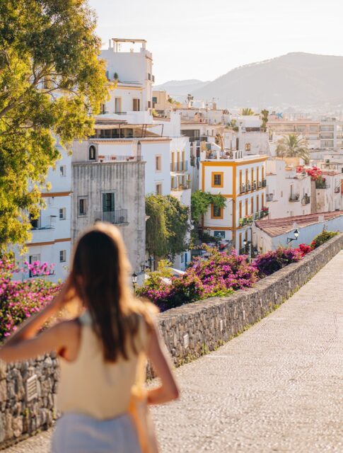 Quand on entend Ibiza, on pense souvent aux fêtes et à ses plus grands DJ… Mais il existe une toute autre facette de l’île bien plus paisible : Dalt Vila 🧡

Classée au patrimoine mondial de l’UNESCO, Dalt Vila est le cœur historique de la ville d’Ibiza, sur l’île d’Ibiza. Cette haute ville est construite au sommet d’une colline et entourée d’impressionnants remparts ! On y découvre des ruelles blanches, des touches de couleur à chaque coin de rue, de jolies boutiques et de magnifiques points de vue sur la mer ✨ Une ambiance de petite ville méditerranéenne qui m’avait bien manqué 🫶

Et le meilleur moment arrive en fin de journée, lorsque les températures redescendent et que la lumière offre un beau spectacle sur la ville depuis les remparts 🌅

Et toi, tu imaginais Ibiza comme ça ? 🥹
