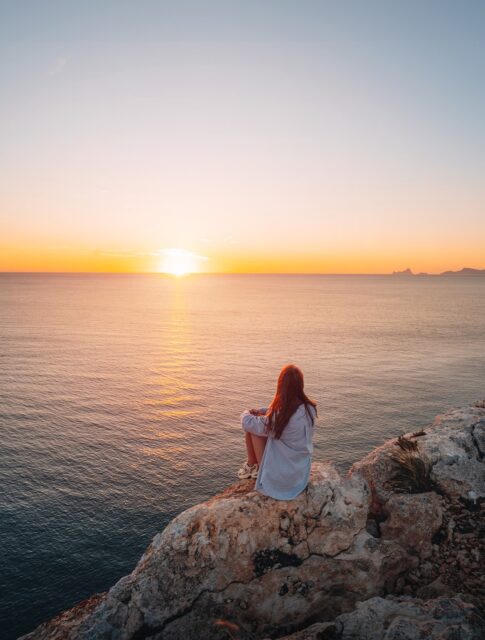 Deux jours à Formentera 🏝️

Juste le temps de ralentir, de profiter de l’eau turquoise et des couchers de soleil 😌

L’île est accessible en seulement 30 minutes de bateau depuis Ibiza. Comme elle est toute petite (à peine 20 minutes pour la traverser en voiture 🫢), beaucoup de personnes viennent y passer la journée !

Pour autant, on est bien loin de l’ambiance d’Ibiza. On y était fin mai et l’île était beaucoup plus calme, plus sauvage et bien moins achalandée. Et en fin de journée, quand les visiteurs repartent, l’ambiance devient encore plus paisible. C’est exactement ce que j’ai adoré ❤️

Tu te verrais passer quelques jours ici ? 🥹