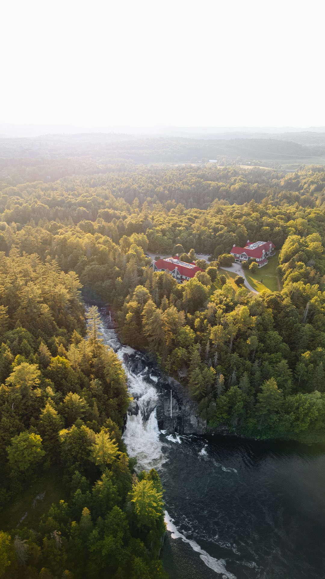 Une belle escapade entre nature et détente à moins de 2h de Montréal 😌

@lebaluchon_ est un grand domaine en pleine nature avec tout de réuni au même endroit ! Ce que j’ai adoré, c’est la beauté des lieux et de pouvoir passer d’une sortie en canot à une balade à cheval puis à une pause au bord de la piscine ou au spa, avant de terminer par un bon repas, sans reprendre la voiture une seule fois ! Tout se fait à pied, au cœur de la nature et ça rend le séjour tellement agréable 🥰🌿

Côté nourriture, gros coup de cœur pour la qualité du restaurant qui met en avant les produits d’ici 👌 ainsi que le buffet du matin, très généreux, avec beaucoup de choix et des produits faits maison 🥞

J’ai aussi beaucoup aimé toute l’attention qu’ils portent à l’environnement 🌱 Ça se ressent dans plein de détails, dans l’aménagement du domaine, les matériaux utilisés, ou encore la place accordée aux producteurs locaux 🫶

Seul petit bémol pour l’espace spa extérieur avec bains et sauna qui était en rénovation lors de notre séjour, mais qui est aujourd’hui de nouveau ouvert !

Une très belle adresse québécoise que je recommande sans hésiter pour une pause en nature 💚

📍 Le Baluchon Éco-villégiature
🚗 1h50 de Montréal | 2h05 de Québec

@lebaluchon_  @origine.artisanshoteliers 

#AmbassadeurOrigine #lebaluchon #origineartisanshoteliers #quebec #mauricie

Partenariat commercial