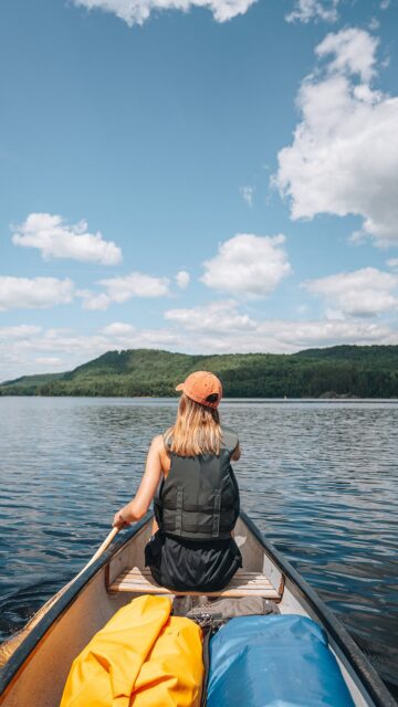 Je crois bien avoir trouvé le spot parfait pour du canot camping au parc de la Mauricie 🥹

L’emplacement où l’on était est le 10B du lac Wapizagonke en camping d’arrière pays, accessible uniquement par l’eau à une trentaine de minutes de pagaie 🛶 

L’endroit est tout simplement MAGNIFIQUE ! Il y a seulement 4 emplacements au total sur ce site, et on se partage tous une belle plage commune qui est parfaite pour la baignade et pour profiter des couchers de soleil 🌅

Chaque emplacement est spacieux avec son feu, bien éloigné les uns des autres et entouré d’arbres pour un max d’intimité. Il y a aussi deux toilettes sèches et un support métallique pour accrocher la nourriture en hauteur la nuit 🐻

⛺️ Autres options :
Le 10A est super aussi, un peu plus en retrait de la plage mais avec un accès privée avec escalier pour le canot.
Les emplacements au site 11 on l’air super également, plus proche de l’accueil (15 min) mais avec une plage plus petite et moins bien exposée pour les sunsets.

Enregistre ce post pour ton prochain trip en Mauricie 📌

👉 Et abonne-toi à @desousa.cindy pour plus de contenus🌲