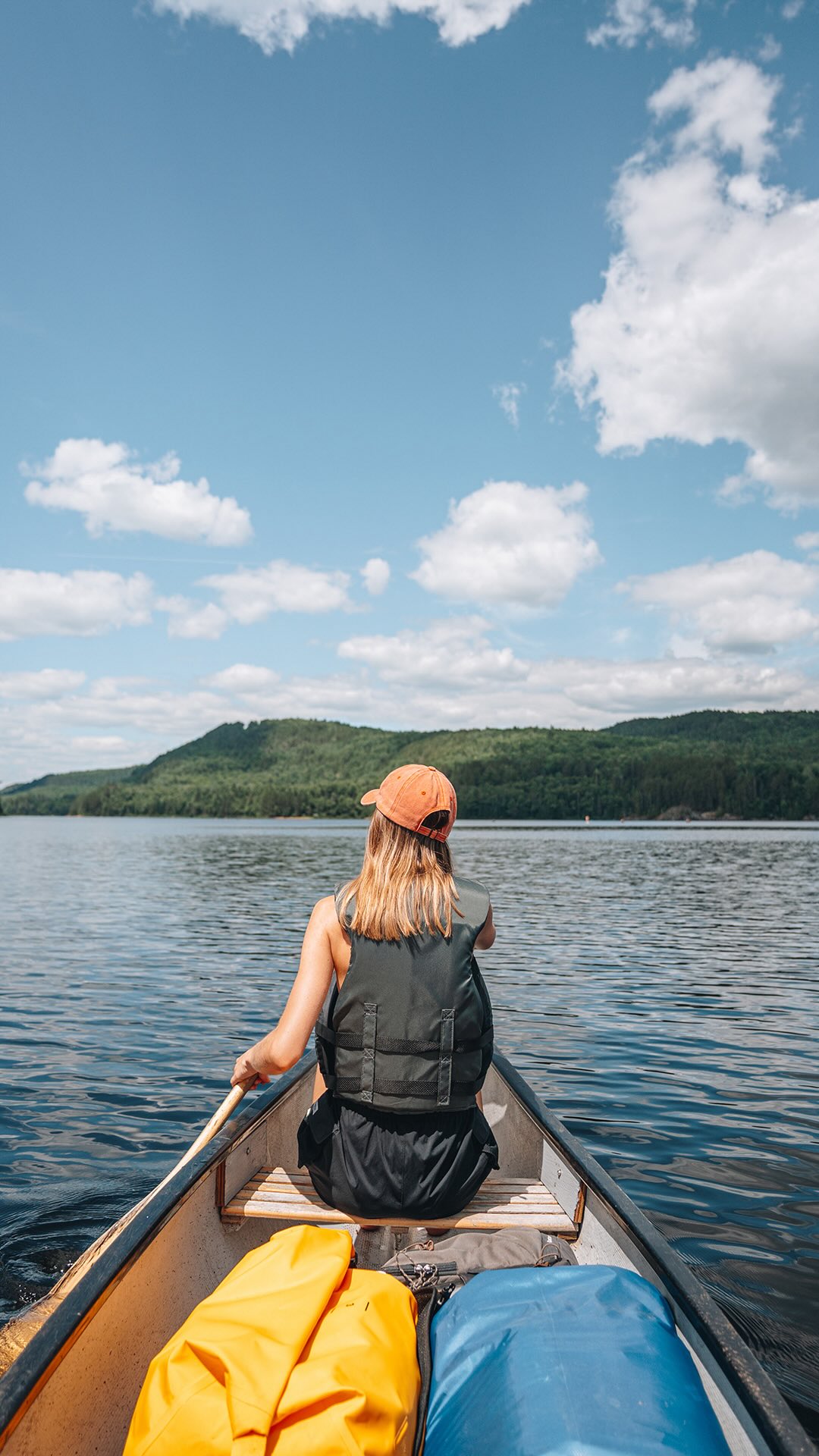 Je crois bien avoir trouvé le spot parfait pour du canot camping au parc de la Mauricie 🥹

L’emplacement où l’on était est le 10B du lac Wapizagonke en camping d’arrière pays, accessible uniquement par l’eau à une trentaine de minutes de pagaie 🛶 

L’endroit est tout simplement MAGNIFIQUE ! Il y a seulement 4 emplacements au total sur ce site, et on se partage tous une belle plage commune qui est parfaite pour la baignade et pour profiter des couchers de soleil 🌅

Chaque emplacement est spacieux avec son feu, bien éloigné les uns des autres et entouré d’arbres pour un max d’intimité. Il y a aussi deux toilettes sèches et un support métallique pour accrocher la nourriture en hauteur la nuit 🐻

⛺️ Autres options :
Le 10A est super aussi, un peu plus en retrait de la plage mais avec un accès privée avec escalier pour le canot.
Les emplacements au site 11 on l’air super également, plus proche de l’accueil (15 min) mais avec une plage plus petite et moins bien exposée pour les sunsets.

Enregistre ce post pour ton prochain trip en Mauricie 📌

👉 Et abonne-toi à @desousa.cindy pour plus de contenus🌲