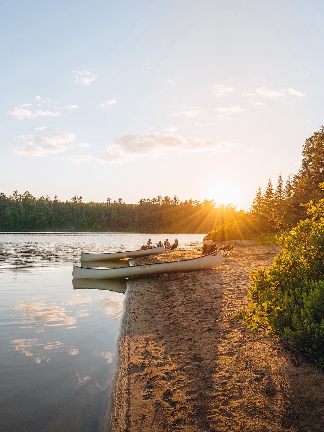 Poser sa tente ici ⛺️🥹

Ce que j’adore du canot camping c’est de pagayer pour accéder a un petit coin de paradis accessible uniquement par l’eau, au beau milieu de l’immensité de la nature Québécoise 💚

Une plage à deux pas de notre emplacement, des couchers de soleil au bord de l’eau, des réveils entourés de forêt… et de vrais moments de déconnexion en nature 🌿

C’est ça les petits bonheurs de l’été comme on les aime 🥰

📍Parc national de la Mauricie
⛺️ Emplacement d’arrière pays 10B du lac Wapizagonke