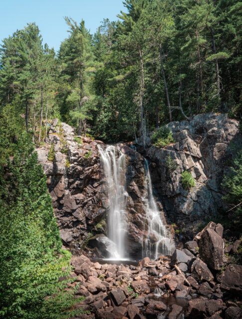 Une petite escapade en pleine nature 🍃

Direction la jolie chute à Bull accessible après seulement 1km de marche 🥰 Et le sentier continue ensuite au cœur du parc pour une boucle de 5km 🥾

Une belle sortie nature pour prendre l’air et découvrir un nouveau coin proche de Montréal 💚

📍Parc régional de la Chute-à-Bull
🦮 Chiens admis
🚗 1h30 de Montréal
🎟️ 10$ (accès journalier pour tous les parcs Matawinie)