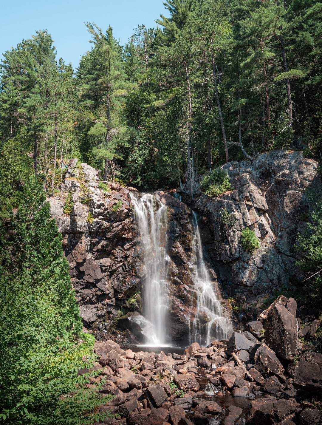 Une petite escapade en pleine nature 🍃

Direction la jolie chute à Bull accessible après seulement 1km de marche 🥰 Et le sentier continue ensuite au cœur du parc pour une boucle de 5km 🥾

Une belle sortie nature pour prendre l’air et découvrir un nouveau coin proche de Montréal 💚

📍Parc régional de la Chute-à-Bull
🦮 Chiens admis
🚗 1h30 de Montréal
🎟️ 10$ (accès journalier pour tous les parcs Matawinie)