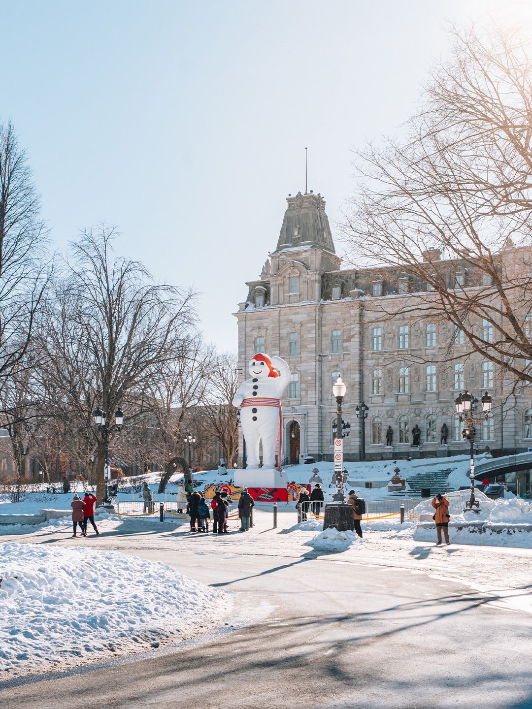 Carnaval d’hiver de Québec – Part 2/2 ❄️

Je termine cette série de photos sur le Carnaval de Québec ☺️

🚣 La mythique et impressionnante course de canots à glace sur le fleuve Saint-Laurent

🧊 Le jardin des sculptures avec son bar de glace, son toboggan et ses sculptures de neige et de glace inspirées d’expressions

🎢 Gougoune et Doudoune, un site qui réunit plein d’activités fun : escalade, glissade, fatbike, mini-golf, babyfoot géant, piscine à balles…
Et bonne nouvelle car le site est encore ouvert les 21 et 22 février, puis du 28 février au 8 mars 🥳

Clairement un évènement incontournable pour profiter à fond de l’hiver ☃️

Rendez-vous du 5 au 14 février 2027 pour la 73e édition du carnaval de Québec ✨