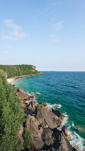 Enregistre cet itinéraire pour plus tard ⬇️

Voici un road trip de 9 jours au départ de Montréal pour découvrir la magnifique péninsule Bruce en Ontario 🩵

Plutôt que de faire toute la route d’un seul coup, j’aime m’arrêter en chemin pour découvrir de nouveaux endroits et profiter du voyage ! À la fin je te partage une version plus courte et une plus longue selon le temps que tu as.

📍 J1 – Sandbanks
🚗 4h de route 
Découvre l’un des nombreux vignobles de la région 🍷 profite des belles plages de Sandbanks 🏖️ et termine la journée devant le coucher du soleil 🌅

📍 J2 – Blue Mountain
🚗 4h de route
Profite d’une dernière baignade 🌊 avant de reprendre la route vers le joli village de Blue Mountain ✨

📍 J3 – Sauble Beach (Péninsule Bruce)
🚗 1h20 de route 
Fais un arrêt à Indian Falls 💦 puis rejoins l’immense plage de Sauble Beach ⛱️ et balade-toi dans la rue principale à l’ambiance vintage 🤍

📍 J4 – Lion’s Head (Péninsule Bruce)
🚗 40min de route 
Pars faire la mythique randonnée de Lion’s Head qui offre une vue incroyable sur les eaux turquoises 🥾

📍 J5 J6 J7 – Tobermory (Péninsule Bruce)
🚗 35min de route 
Parmi les incontournables : excursion sur l’île Flowerpot 🚤 parc marin national Fathom Five 🌿 Grotto 🌊 randonnée Halfway Log Dump 🥾 épave du bateau au port Big Tub ⚓

📍 J8 – Parc Algonquin
🚗 4h40 de route 
Commence tranquillement le retour vers Montréal et pars faire une randonnée dans le magnifique parc Algonquin 🌲

📍 J9 – Retour à Montréal
🚗 4h40 de route 
Profite d’une dernière balade dans le parc 🍃 avant de reprendre la route pour la fin de ce voyage. Ottawa est sur le chemin donc c’est l’occasion parfaite pour faire une pause et y manger !

👉 Version courte (6-7 jours) : enlève Sandbanks, Blue Mountain et Algonquin
👉 Version longue (12 jours) : ajoute l’île Manitoulin, parc Killarney, parc Arrowhead et d’autres parcs d’Ontario qui se trouvent sur la route avant de terminer par Algonquin.

Retrouve aussi tout mon road trip en story à la une Péninsule Bruce 🩵
 N’oublie pas de t’abonner 👉 @desousa.cindy