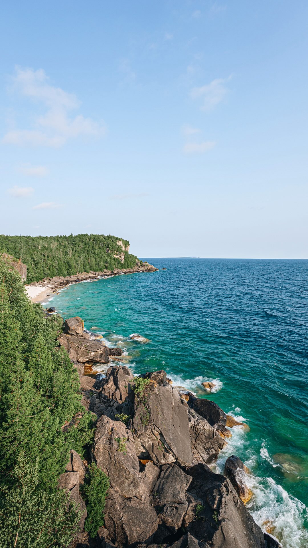 Enregistre cet itinéraire pour plus tard ⬇️

Voici un road trip de 9 jours au départ de Montréal pour découvrir la magnifique péninsule Bruce en Ontario 🩵

Plutôt que de faire toute la route d’un seul coup, j’aime m’arrêter en chemin pour découvrir de nouveaux endroits et profiter du voyage ! À la fin je te partage une version plus courte et une plus longue selon le temps que tu as.

📍 J1 – Sandbanks
🚗 4h de route 
Découvre l’un des nombreux vignobles de la région 🍷 profite des belles plages de Sandbanks 🏖️ et termine la journée devant le coucher du soleil 🌅

📍 J2 – Blue Mountain
🚗 4h de route
Profite d’une dernière baignade 🌊 avant de reprendre la route vers le joli village de Blue Mountain ✨

📍 J3 – Sauble Beach (Péninsule Bruce)
🚗 1h20 de route 
Fais un arrêt à Indian Falls 💦 puis rejoins l’immense plage de Sauble Beach ⛱️ et balade-toi dans la rue principale à l’ambiance vintage 🤍

📍 J4 – Lion’s Head (Péninsule Bruce)
🚗 40min de route 
Pars faire la mythique randonnée de Lion’s Head qui offre une vue incroyable sur les eaux turquoises 🥾

📍 J5 J6 J7 – Tobermory (Péninsule Bruce)
🚗 35min de route 
Parmi les incontournables : excursion sur l’île Flowerpot 🚤 parc marin national Fathom Five 🌿 Grotto 🌊 randonnée Halfway Log Dump 🥾 épave du bateau au port Big Tub ⚓

📍 J8 – Parc Algonquin
🚗 4h40 de route 
Commence tranquillement le retour vers Montréal et pars faire une randonnée dans le magnifique parc Algonquin 🌲

📍 J9 – Retour à Montréal
🚗 4h40 de route 
Profite d’une dernière balade dans le parc 🍃 avant de reprendre la route pour la fin de ce voyage. Ottawa est sur le chemin donc c’est l’occasion parfaite pour faire une pause et y manger !

👉 Version courte (6-7 jours) : enlève Sandbanks, Blue Mountain et Algonquin
👉 Version longue (12 jours) : ajoute l’île Manitoulin, parc Killarney, parc Arrowhead et d’autres parcs d’Ontario qui se trouvent sur la route avant de terminer par Algonquin.

Retrouve aussi tout mon road trip en story à la une Péninsule Bruce 🩵
 N’oublie pas de t’abonner 👉 @desousa.cindy