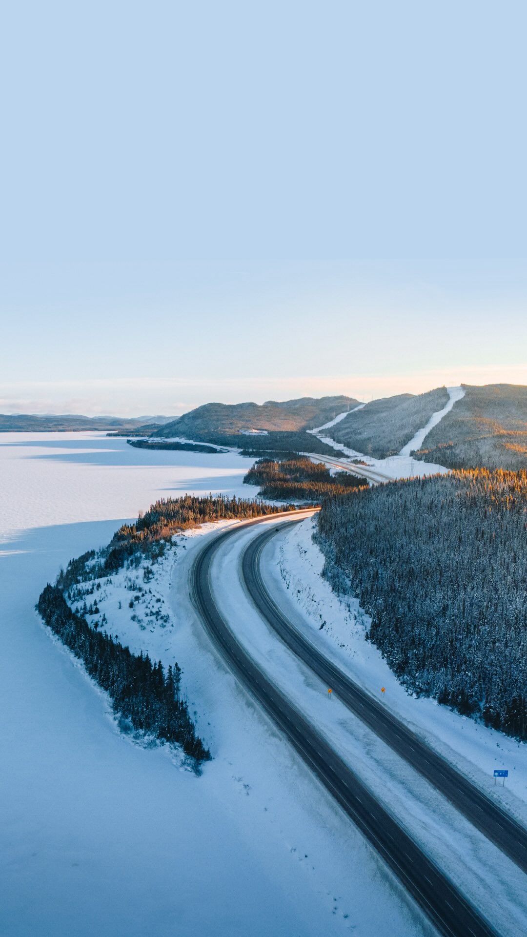 Sur la route 175, qui relie Québec à Saguenay 🚗 Une magnifique route qui traverse trois régions du Québec : Chaudières-Appalaches, Capitale-Nationale et Saguenay–Lac-Saint-Jean ⚜️

Un trajet qui nous en a mis plein les yeux, avec ses panoramas grandioses, ses étendues de lacs et ses belles montagnes qui nous entouraient 🥰

Rien de plus plaisant que des trajets comme celui-ci 😌