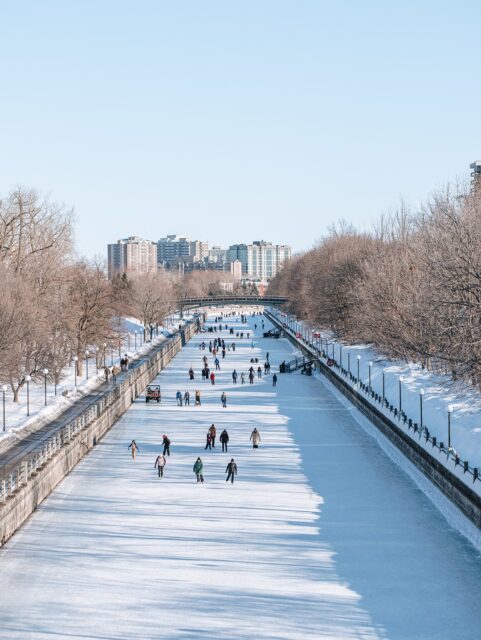 Une journée d’hiver sur le canal Rideau à Ottawa ⛸️

La glace était loin d’être parfaite après le gros redoux de la veille 😔 Mais ça ne nous a pas empêchés de patiner un peu, de marcher le long du canal et de profiter d’un grand soleil ☀️ Avec une pause queue de castor bien évidemment 😋

Puis avant de rentrer à Montréal, on a terminé la journée au lac Dow, où une jolie lumière dorée nous attendait 🧡

📸 1er mars 2026
