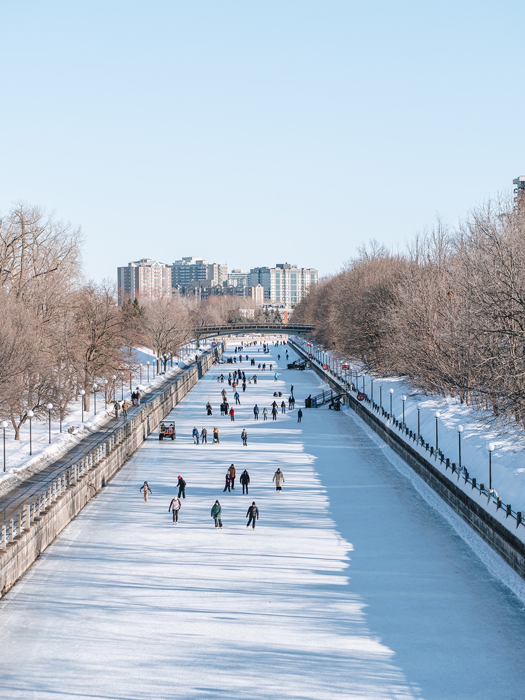 Une journée d’hiver sur le canal Rideau à Ottawa ⛸️

La glace était loin d’être parfaite après le gros redoux de la veille 😔 Mais ça ne nous a pas empêchés de patiner un peu, de marcher le long du canal et de profiter d’un grand soleil ☀️ Avec une pause queue de castor bien évidemment 😋

Puis avant de rentrer à Montréal, on a terminé la journée au lac Dow, où une jolie lumière dorée nous attendait 🧡

📸 1er mars 2026