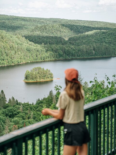 Le belvédère de l’Île-aux-Pins 🌲

Une courte marche de 400m aller-retour suffit pour rejoindre ce belvédère et profiter d’une magnifique vue sur le parc national de la Mauricie 🥹 Une mini randonnée facile parfaite pour ajouter un joli point de vue à une journée dans le parc ✨

🌲 Parc national de la Mauricie 🚗 2h10 de Montréal | 2h10 de Québec
🎟️ Entrée parc Canada gratuite jusqu’au 7 septembre | ~10$ ensuite