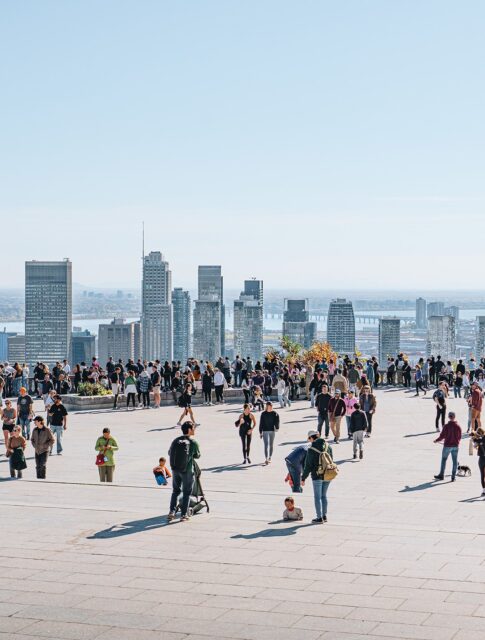 Profiter des beaux jours à Montréal et de ses endroits incontournables ☀️

Le belvédère Kondiaronk, l’Oratoire Saint-Joseph, les façades colorées du Square Saint-Louis et les nombreux parcs de la ville avec bien sûr ses écureuils 🐿️🥹

Quel est ton endroit préféré à Montréal ? ☺️