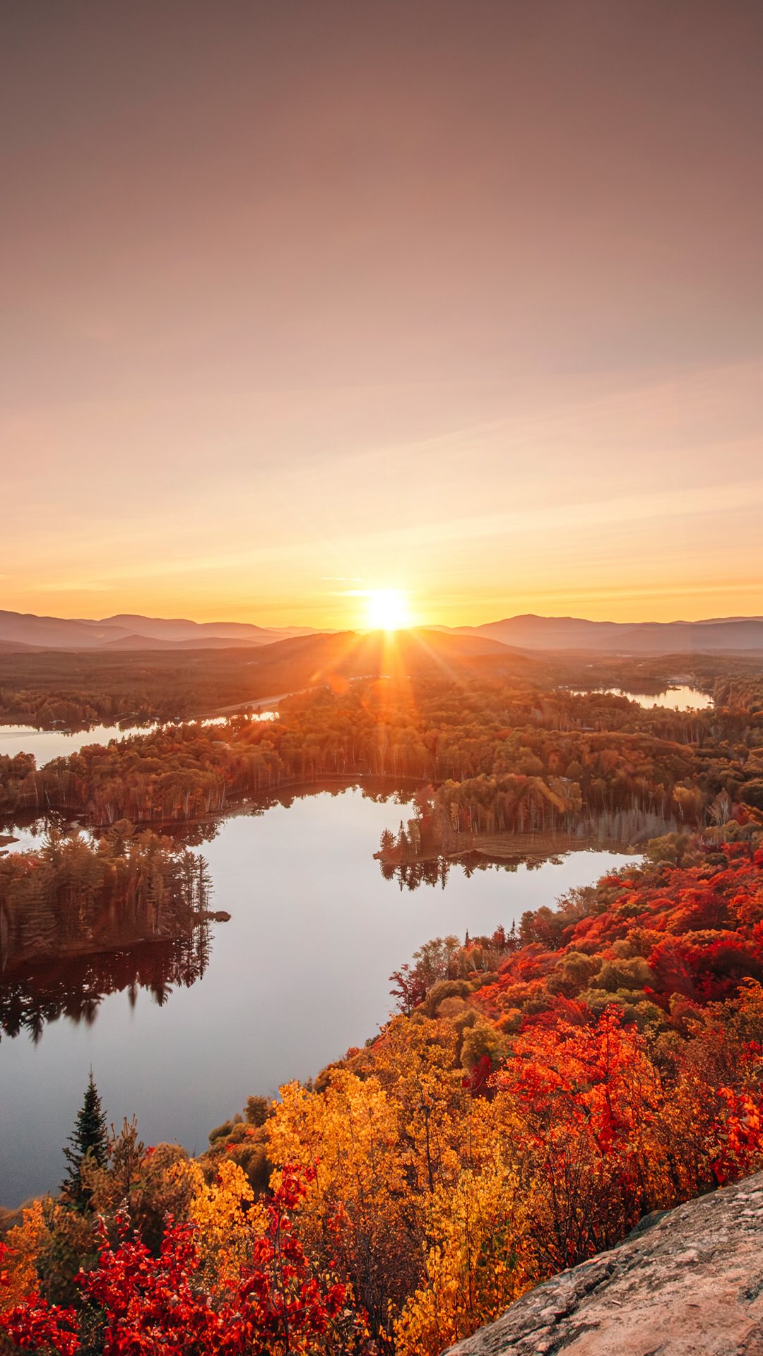À moins d’1 km de marche 🍂

Ton plus beau coucher de soleil à voir cet automne est ici 🥹

Direction Saint-Donat pour monter au belvédère du Mont-Sourire accessible après moins d’1 km de marche!

Enregistre pour plus tard ⬇️

📍Mont Sourire, Saint-Donat
🥾 1,9 km A/R
🐕 Chiens admis
👉 Option longue : Mont Sourire + Petit Carcan (8 km)
🎟️ Gratuit 🚗 1h40 de Montréal

Abonne-toi à @desousa.cindy pour plus de contenus 🍂