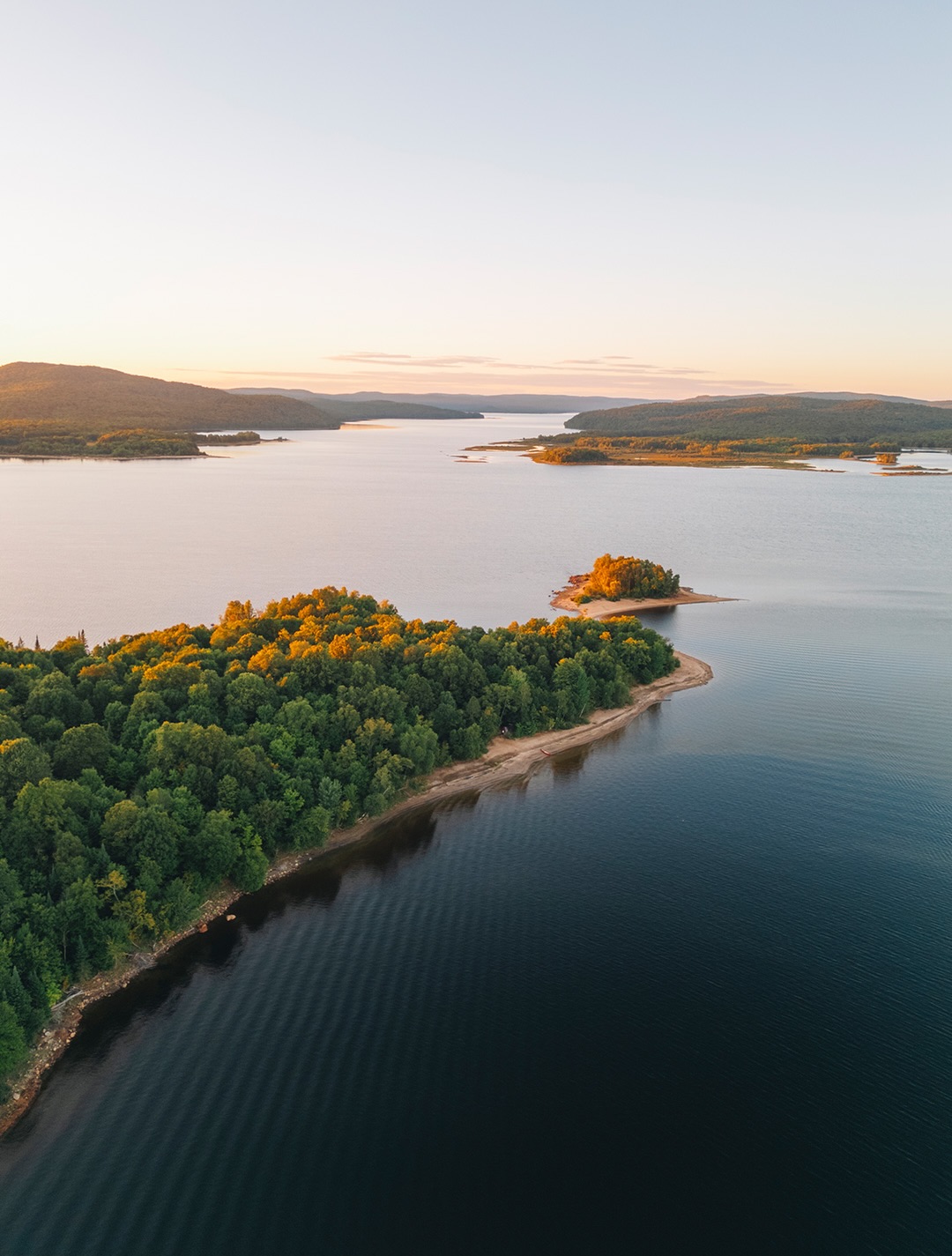 Un petit séjour en canot-camping au parc régional de Kiamika 🛶🏕️

Dormir sur une île, installer notre campement au bord d’une immense plage et profiter de ce cadre incroyable… exactement le genre de séjour qu’on aime pour clôturer la fin de l’été 🌿

On a eu droit à une magnifique soirée, puis à un lever de soleil absolument incroyable avec la brume qui recouvrait le lac au petit matin 🤍

On devait rester une deuxième nuit, mais la pluie annoncée nous a finalement fait rentrer plus tôt. Une nuit c’était court mais on a quand même bien savouré ce décor de rêve et on repart avec de belles images qu’on n’oubliera pas ✨

📍 Parc régional de Kiamika, Québec