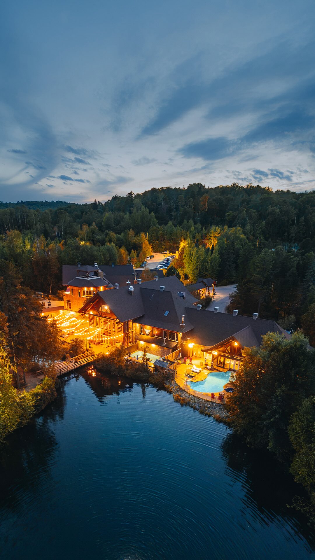 Bienvenue à l’Auberge du Lac Taureau ✨

Un vrai décor de carte postale typiquement canadien avec ses beaux bâtiments en gros rondins de bois, au bord d’un immense lac, entouré de forêt pour une ambiance tellement reposante 😌

Ce que j’ai adoré durant le séjour :
🪵 Le charme authentique des lieux qui est super chaleureux
🥞 Le buffet du petit-déjeuner avec les crêpes préparés à la demande par le chef
🌊 Le lac à perte de vue et sa grande plage de sable
🚣‍♀️ La sortie kayak et les balades à pied sur les sentiers 
🍂 Voir les toutes premières couleurs d’automne
💆‍♀️ L’espace détente avec piscine, sauna et spa pour bien décompresser
🍽️ La gastronomie raffinée du restaurant

Bref le combo idéal entre nature, confort et gourmandise à 2h30 de Montréal ✨

⚠️ À noter : les embarcations ne sont plus disponibles à cette période-ci, profitez des activités automnales qui sont commencées!

📌 Pense à enregistrer ce réel pour ta prochaine escapade

📍 Auberge du Lac Taureau
🚗 2h30 de Montréal | 3h40 de Québec

@auberge_lactaureau  @origine.artisanshoteliers

#AmbassadeurOrigine #origineartisanshoteliers #lanaudieres #aubergelactaureau
Partenariat commercial