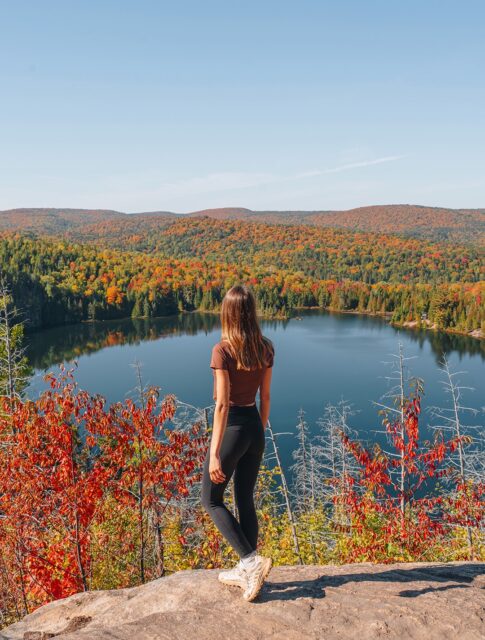 Cette randonnée au cœur du parc de la Mauricie 🧡

J’avais déjà parcouru ce sentier en été il y a quelques années et j’avais adoré ses magnifiques points de vue ! Alors j’ai eu envie de le redécouvrir avec les couleurs d’automne… Et franchement, c’est encore plus beau comme ça 🥹🍁

Tu peux opter pour la boucle de 5,8 km avec ses deux points de vue principaux, ou choisir le parcours plus long qui longe le lac aux Chevaux, suit un ruisseau et se termine en forêt. Perso la version la plus longue j’adore pour encore plus de plaisir pour les yeux 🥹

🌲Parc national de la Mauricie
📌 Lac Solitaire via Sentier Lac du Pimbina
🥾 8,4 km (ou version courte 5.8 km)
📈 276m de dénivelé
🎟️ 10$ (Parcs Canada)
🚗 2h20 de Montréal I 2h de Québec

📸 Photos du 26 septembre 2026