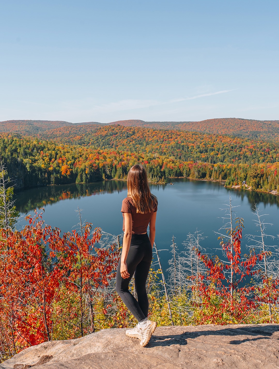 Cette randonnée au cœur du parc de la Mauricie 🧡

J’avais déjà parcouru ce sentier en été il y a quelques années et j’avais adoré ses magnifiques points de vue ! Alors j’ai eu envie de le redécouvrir avec les couleurs d’automne… Et franchement, c’est encore plus beau comme ça 🥹🍁

Tu peux opter pour la boucle de 5,8 km avec ses deux points de vue principaux, ou choisir le parcours plus long qui longe le lac aux Chevaux, suit un ruisseau et se termine en forêt. Perso la version la plus longue j’adore pour encore plus de plaisir pour les yeux 🥹

🌲Parc national de la Mauricie
📌 Lac Solitaire via Sentier Lac du Pimbina
🥾 8,4 km (ou version courte 5.8 km)
📈 276m de dénivelé
🎟️ 10$ (Parcs Canada)
🚗 2h20 de Montréal I 2h de Québec

📸 Photos du 26 septembre 2026