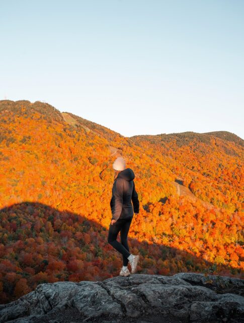 Se lever à 4h du matin à Montréal, prendre la route pendant 1h30, puis marcher 1,8 km aux aurores… pour finalement assister à ce genre de lever de soleil en plein dans les couleurs d’automne 🌄

Je pense que ça valait clairement le réveil, non ? 🥹

🌲 Parc du Mont-Orford, Québec
📌 Mont Giroux
🥾 3,7 km aller-retour
📈 258 m de dénivelé
🎟️ Gratuit
🚗 1h30 de Montréal

📸 Photos du 3 octobre 2026