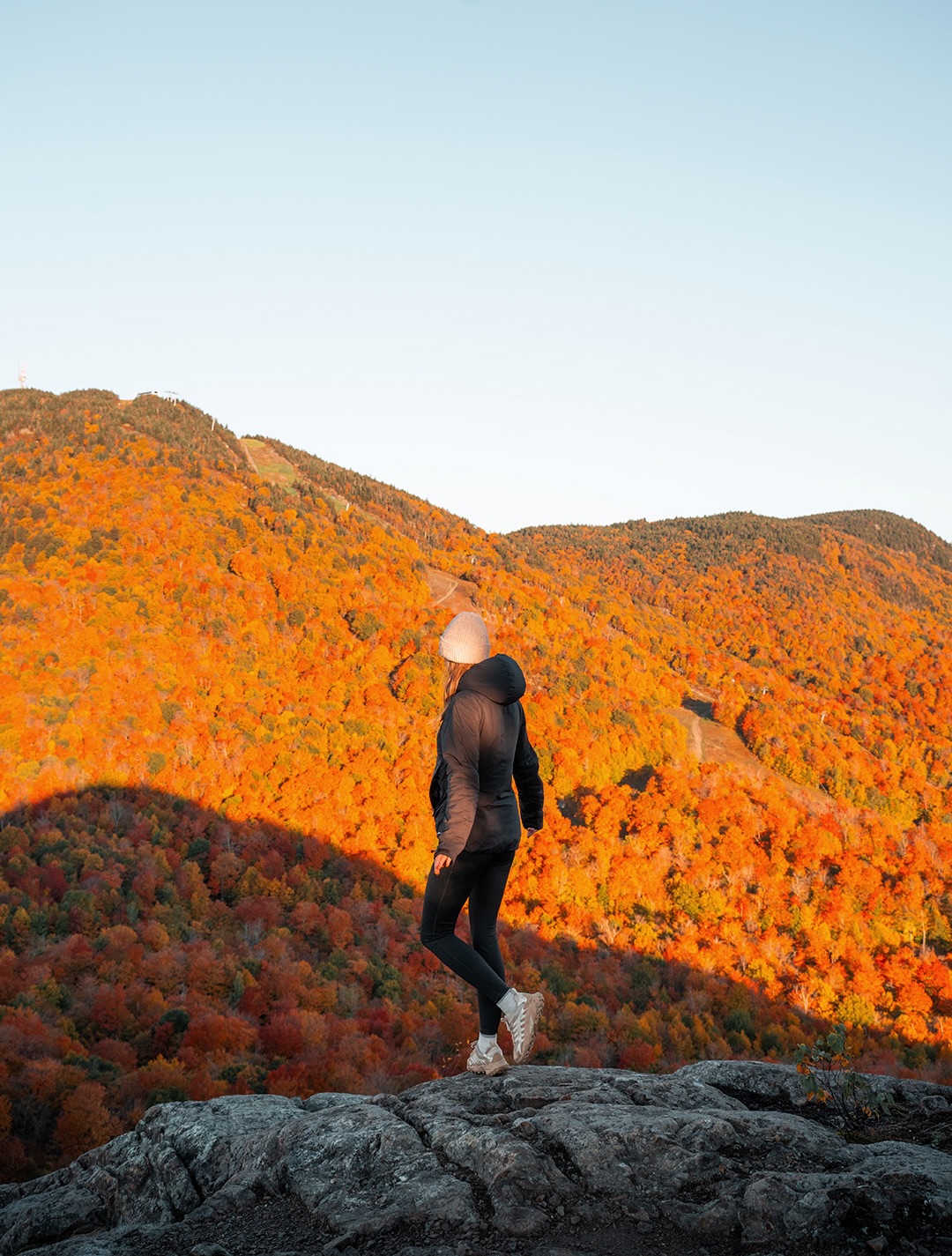 Se lever à 4h du matin à Montréal, prendre la route pendant 1h30, puis marcher 1,8 km aux aurores… pour finalement assister à ce genre de lever de soleil en plein dans les couleurs d’automne 🌄

Je pense que ça valait clairement le réveil, non ? 🥹

🌲 Parc du Mont-Orford, Québec
📌 Mont Giroux
🥾 3,7 km aller-retour
📈 258 m de dénivelé
🎟️ Gratuit
🚗 1h30 de Montréal

📸 Photos du 3 octobre 2026