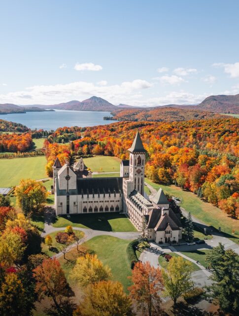 Un petit air d’Europe en plein cœur des Cantons-de-l’Est ✨

On a profité des belles couleurs d’automne pour découvrir l’abbaye de Saint-Benoît-du-Lac ! Et je dois dire que son architecture et le cadre qui l’entoure sont magnifiques 🥹

En plus c’est à seulement 1h30 de Montréal et l’accès est gratuit, donc vraiment une belle découverte à ajouter à ta prochaine escapade !

👀 Et pour continuer les belles découvertes, sur la première photo on aperçoit une montagne qui se démarque tout au fond 👉 C’est le mont Owl’s Head ! Et juste après notre visite de l’abbaye, on est allés randonner jusqu’à son sommet pour voir de quoi a l’air la vue 🥾

Spoiler alert : elle fait désormais partie de mes vues coups de cœur au Québec 🧡

Les photos arrivent très bientôt !