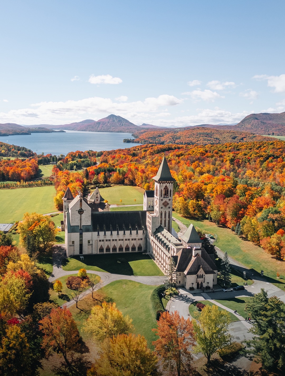Un petit air d’Europe en plein cœur des Cantons-de-l’Est ✨

On a profité des belles couleurs d’automne pour découvrir l’abbaye de Saint-Benoît-du-Lac ! Et je dois dire que son architecture et le cadre qui l’entoure sont magnifiques 🥹

En plus c’est à seulement 1h30 de Montréal et l’accès est gratuit, donc vraiment une belle découverte à ajouter à ta prochaine escapade !

👀 Et pour continuer les belles découvertes, sur la première photo on aperçoit une montagne qui se démarque tout au fond 👉 C’est le mont Owl’s Head ! Et juste après notre visite de l’abbaye, on est allés randonner jusqu’à son sommet pour voir de quoi a l’air la vue 🥾

Spoiler alert : elle fait désormais partie de mes vues coups de cœur au Québec 🧡

Les photos arrivent très bientôt !
