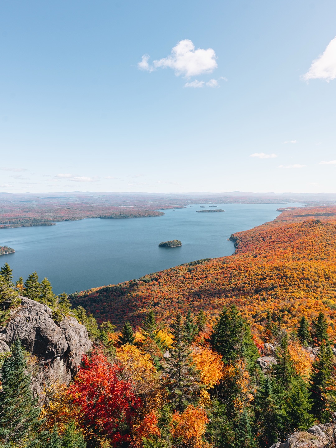 Le mont Owl’s Head, mon gros coup de cœur de cet automne 🥹🍂

La vue au sommet est absolument incroyable et fait désormais partie de mes préférées au Québec 🧡

Pour cette randonnée on a choisi de monter par les bois et de redescendre par les pistes de ski ! Avec le magnifique soleil qu’on avait ce jour-là, c’était le choix parfait pour profiter de la vue sur le lac tout au long de la descente ☀️

Malheureusement les feuilles sont sûrement toutes tombées à l’heure actuelle… Alors gardez cette randonnée en tête pour l’automne prochain 🍁 Et en attendant, dans quelques semaines on pourra profiter de cette même montagne mais cette fois-ci en ski ⛷️

Infos de la randonnée :
🌲Mont Owl’s Head
🥾 5,1 km
📈 408 m de dénivelé
⛰️ Difficulté : Intermédiaire à difficile
🚗 1h45 de Montréal I 3h de Québec

Et vous, vous avez eu un coup de cœur cet automne ? ☺️

📸 Photos du 3 octobre 2026