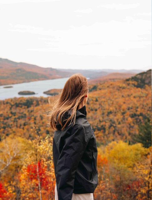 Une dernière randonnée pour profiter des dernières couleurs d’automne 🧡

Cette fois direction le secteur de Mont-Tremblant pour faire le sentier de la Montagne Verte ! J’avais déjà découvert cet endroit il y a quelques années au printemps et je voulais absolument y retourner pour le redécouvrir avec les couleurs d’automne ! Et bien évidemment, je n’ai pas été déçue 🤭

Une petite boucle de seulement 3,2 km avec de nombreux points de vue incroyables une fois au sommet ! De quoi en prendre plein les yeux sans avoir à marcher des kilomètres 🥹

D’ailleurs à la fin du carrousel j’ai glissé quelques photos de mon passage au printemps pour comparer les deux saisons 🌿🍁👀

🌲Montagne Verte, Laurentides
🥾 3,2 km
📈 210 m de dénivelé
🐕 Chien admis
🎟️ Gratuit
🚗 1h45 de Montréal

📸 Photos du 11 octobre 2026